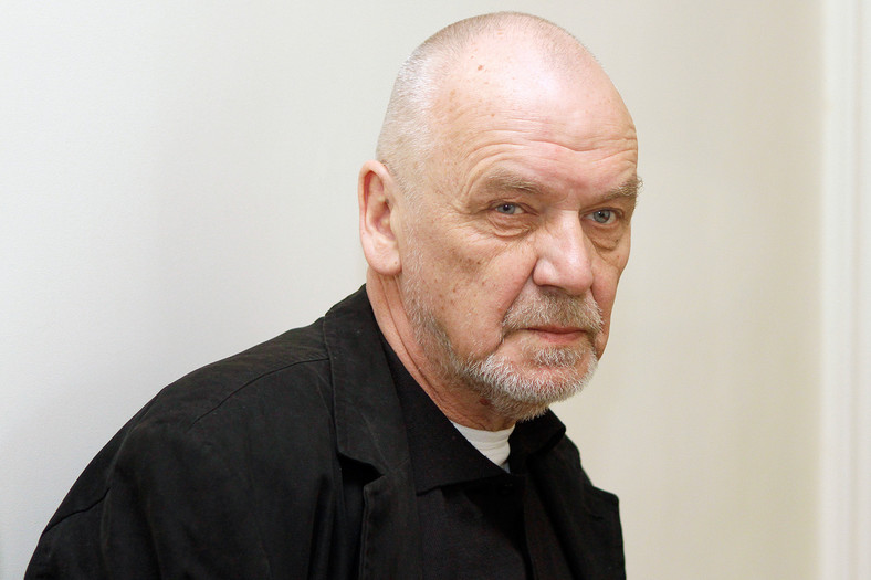 Eimuntas Nekrosius (ur. 21 listopada 1952 r. w Pazobris na Żmudzi) jest litewskim reżyserem teatralnym i operowym. W 1978 r. ukończył wydział reżyserii w Państwowym Instytucie Sztuki Teatralnej w Moskwie (GITIS). Zadebiutował jako reżyser spektaklem 