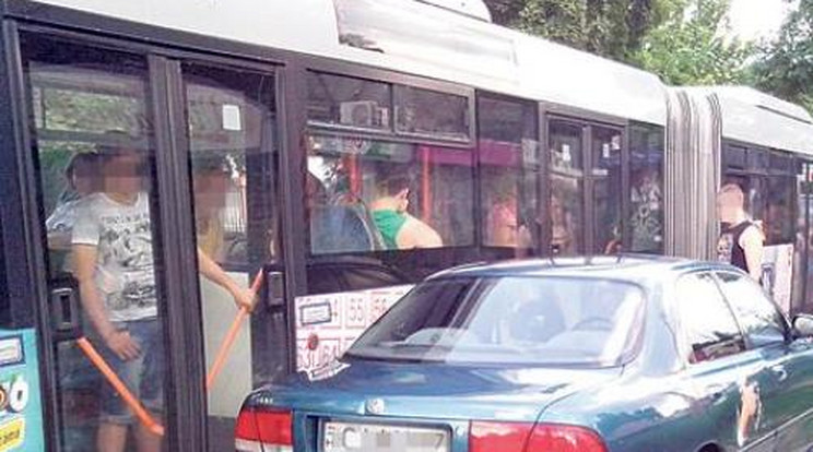 Buszmegállóban parkolt a pofátlan sofőr