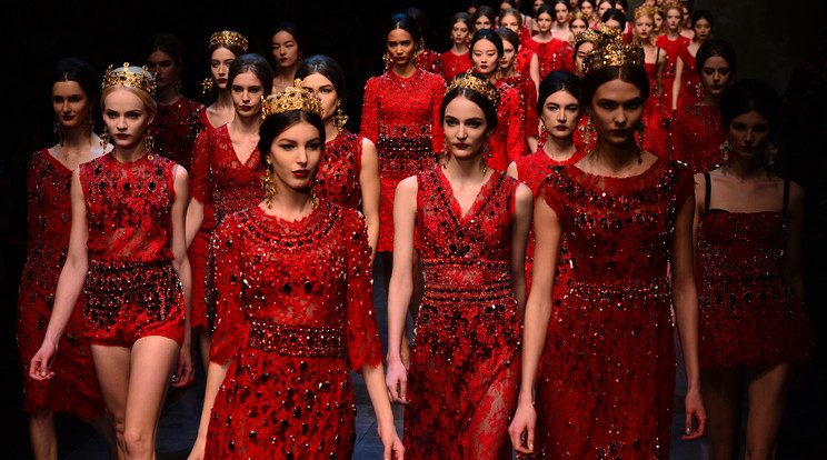 A kísérletek szerint a hódítani akaró nők szívesebben vesznek fel piros ruhát/Fotó: AFP