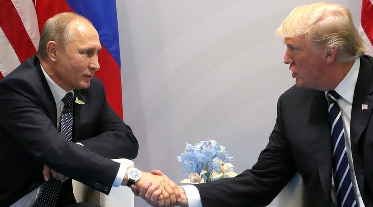 Donald Trump és Vlagyimir Putyin kezet ráz a G20 találkozóján /Fotó: AFP