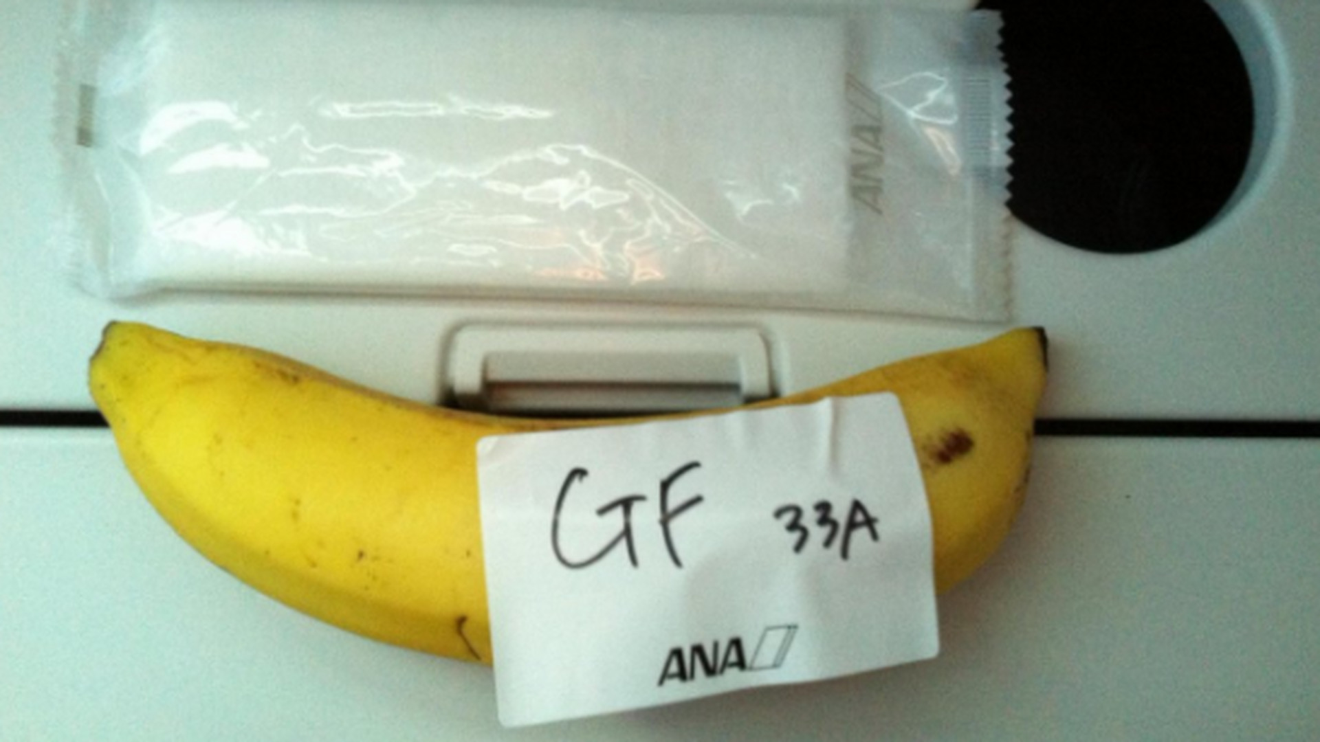 Banane als glutenfreies Frühstück im Flugzeug Noizz