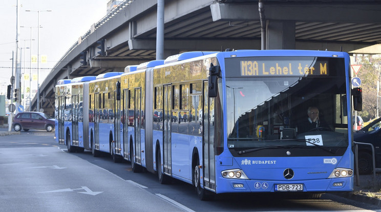 Hamarosan a déli szakaszon is buszok járnak amajd a metró helyett / Fotó: MTI/Máthé Zoltán