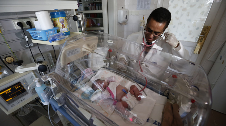 A Békés megyei kórházban dolgozó Abdul doktort imádják a babák és
anyukáik is /Fotó: Fuszek Gábor