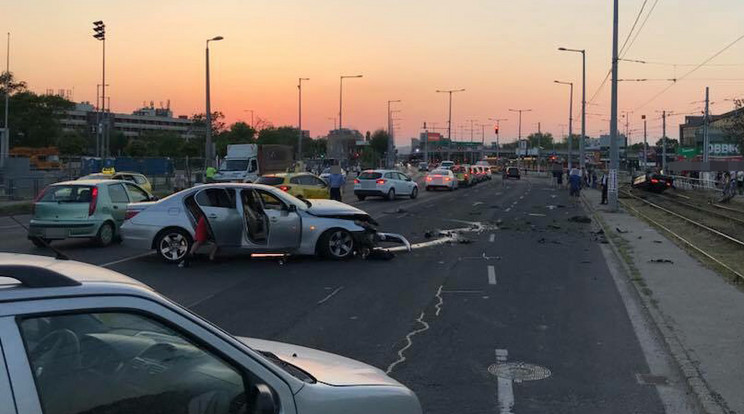 Az egyik autó a sínekre csapódott /Fotó: Blikk