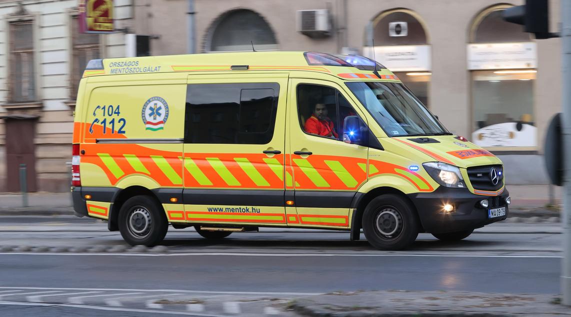 Kizuhant az ötödik emeletről egy tinilány Szegeden, életveszélyes állapotban vitték kórházba