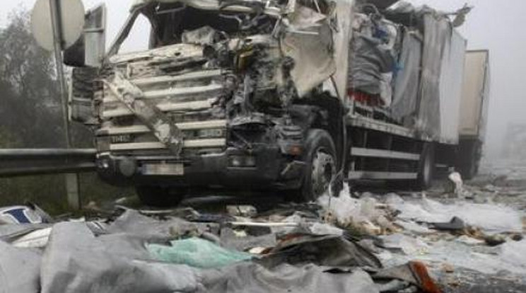 Durva fotók a Szolnoknál történt halálos kamionbalesetről