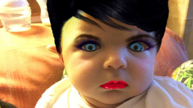 Mama postanowiła wypróbować makijaż na dwumiesięcznym synku