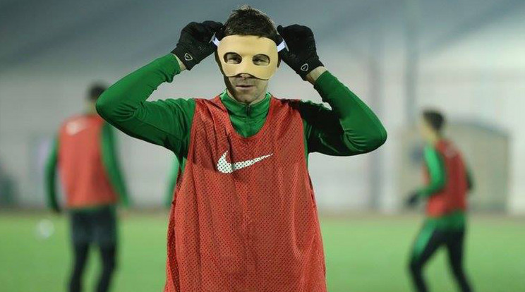 Gera Zoltán sérülése miatt így, maszkban léphet pályára a Vasas ellen /Fotó: Fradi.hu