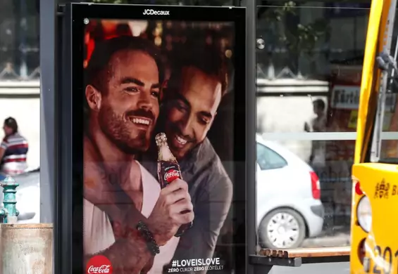 Rząd Węgier chciał usunąć reklamę Coca-Coli z homoseksualnymi parami na plakatach