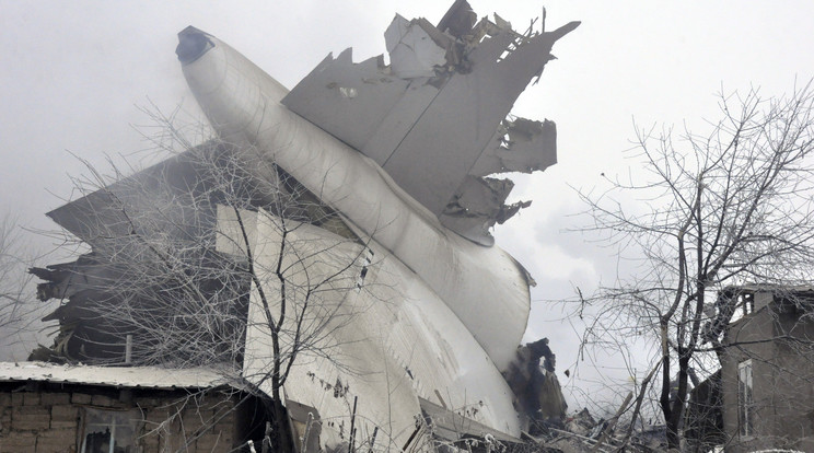 Rengeteg épület is károsodott a balesetben  / Fotó: AFP