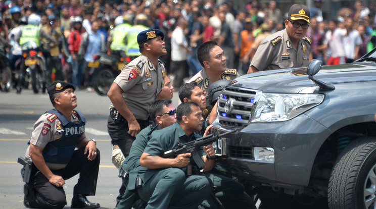 A rendőrök nagy erőkkel érkeztek a helyszínre / Fotó: AFP