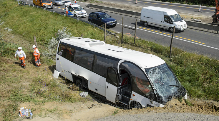 Árokba hajtott egy busz az M3-as autópályán Kálnál / Fotó: MTI - Komka Péter