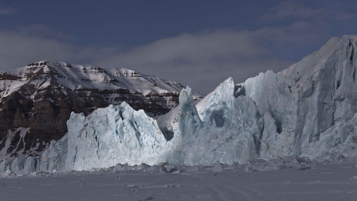 Jest ciągle zimno. Przez pół roku jasno, przez drugie pół ciemno. Nigdy nie chciałam mieszkać na Spitsbergenie. Zobaczyć, tak, ale nigdy zostać na pięć lat. – mówi Ilona Wiśniewska, autorka książki „Białe. Zimna wyspa Spitsbergen”.