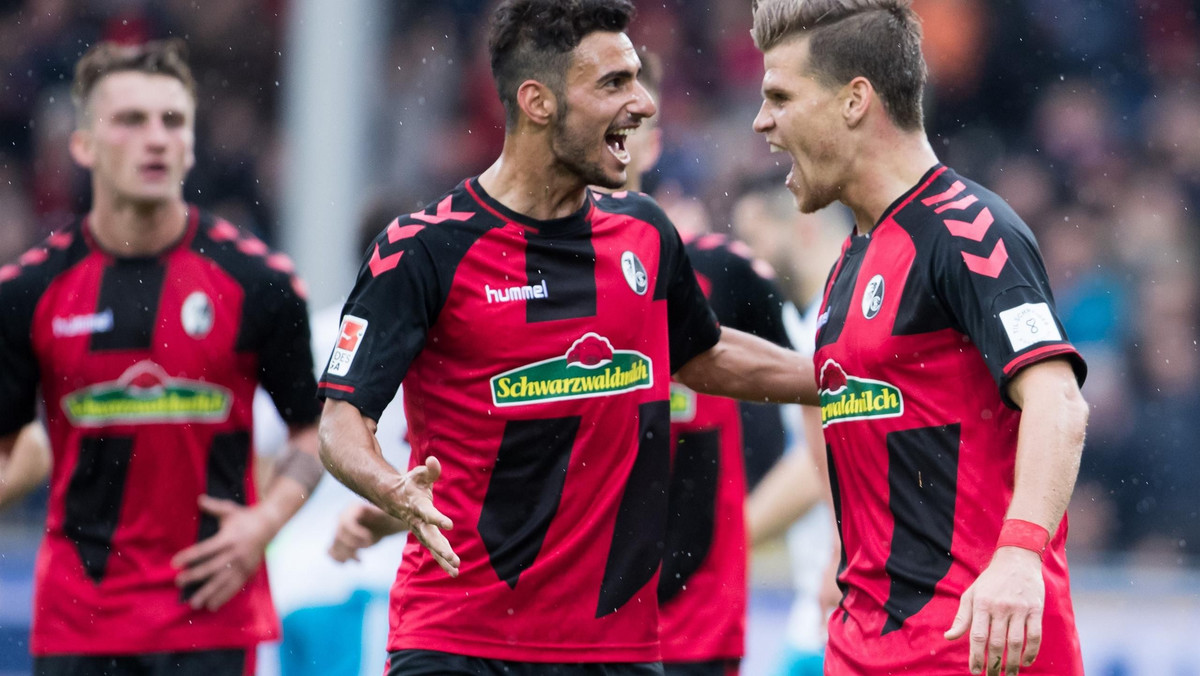 Na dwa mecze przed zakończeniem sezonu Freiburg w fazie grupowej Ligi Europy. W 32. kolejce beniaminek Bundesligi wygrał u siebie ze słabiutkim Schalke Gelsenkirchen 2:0 (2:0) i przesunął się z 8. na 5. miejsce w tabeli.