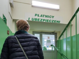 ZUS może dochodzić niesłusznie wypłaconego zasiłku bezpośrednio od płatnika składek, czyli pracodawcy lub zleceniodawcy oraz innego podmiotu