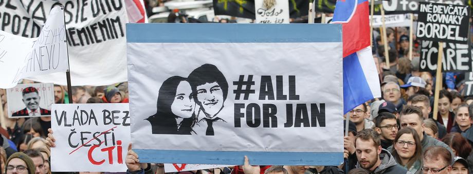 Portret zamordowanych w lutym 2018 roku: Jana Kuciaka i Margarity Kusnirowej niesiony podczas manifestacji po rezygnacji premiera Roberta Fico. 