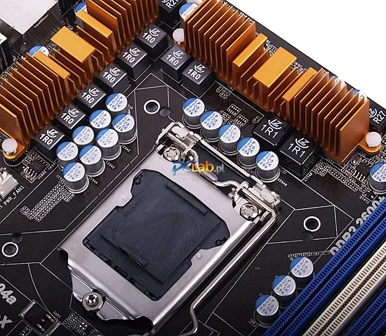 V8 w sekcji zasilania procesora (tak producent ochrzcił zastosowane rozwiązanie). Uwagę zwraca możliwość montażu schładzaczy LGA1156 i LGA775