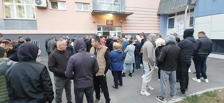 Ispred ispred biračkog mesta u Raski gde glasaju Srbi s KiM