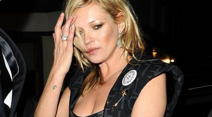 Mégsem válnak? Még mindig hordja jegygyűrűjét Kate Moss