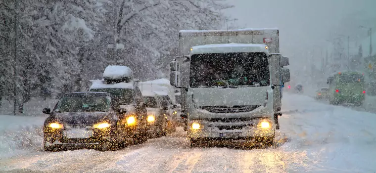 Znaki są, linie są, ale zasypał je śnieg. Czy za nieprzestrzeganie niewidocznych znaków można dostać mandat?