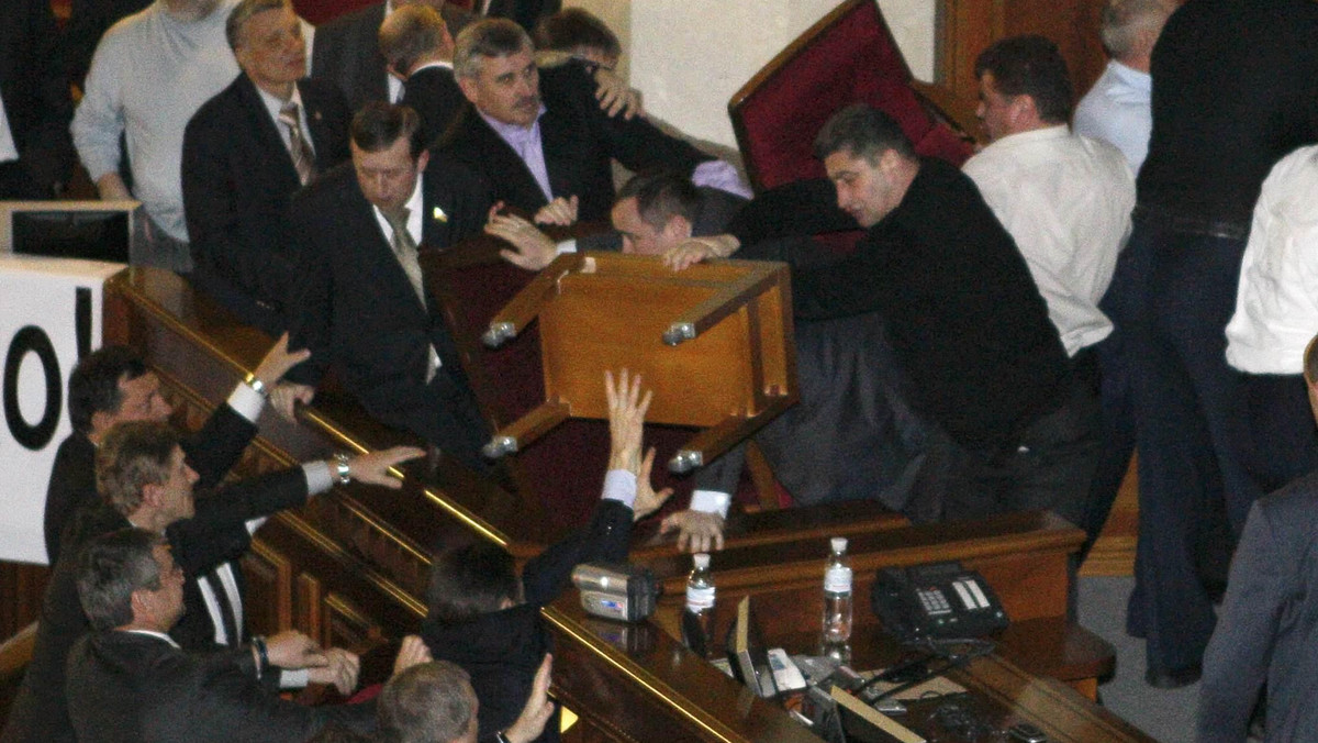 Koniec parlamentaryzmu i demokracji na Ukrainie ogłosił w piątek szef klubu parlamentarnego opozycyjnego Bloku byłej premier Julii Tymoszenko (BJuT), Iwan Kyryłenko.