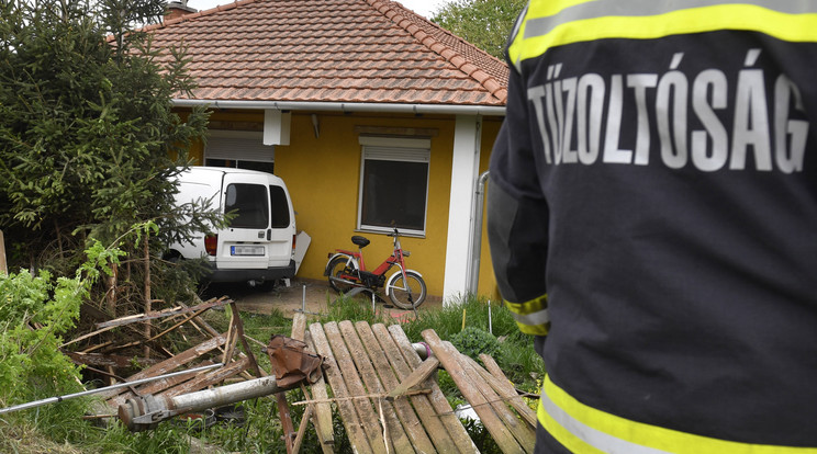Családi ház teraszára hajtott egy kisteherautó Kisapostagon / Fotó: MTI/Máthé Zoltán