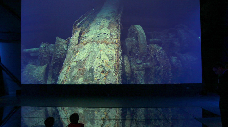 Gyerekek nézik a Titanic roncsairól készült felvételeket/Fotó: AFP