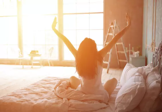 9 rzeczy, które warto zrobić tuż po wstaniu z łóżka, żeby mieć lepszy dzień