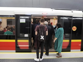 Pierwsi pasażerowie korzystający z nowego odcinka linii metra M2