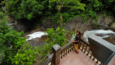 Malezyjski wodospad Tasik Kenyir tylko dla kobiet, mężczyznom wstęp wzbroniony