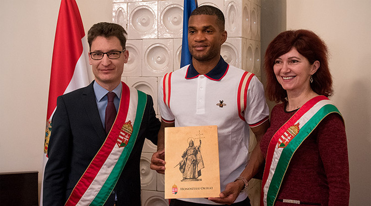 A Vidi francia labdarúgója, Loic Nego (középen) letette a magyar állampolgársági esküt