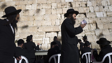 Wspólne miejsce dla kobiet i mężczyzn przed Ścianą Płaczu w Jerozolimie