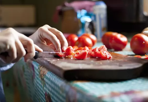 Tuńczyk z pomidorów smakuje prawie jak ten prawdziwy. Wiemy, jak go zrobić