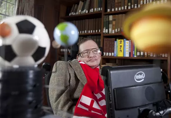 Uczył Anglików jak strzelać karne i słuchał Roda Stewarta. Stephen Hawking był zajebisty