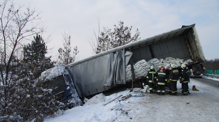 Veszélyes anyagot szállító kamion műszaki mentése a 8-as főúton - Fotó: Szabó-Bisztricz Anett tűzoltó főhadnagy