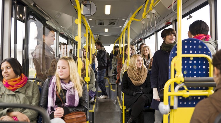 Összeveszett a buszsofőrrel, majd betörte a busz visszapillantóját egy nő Pécsett /Illusztráció: Northfoto