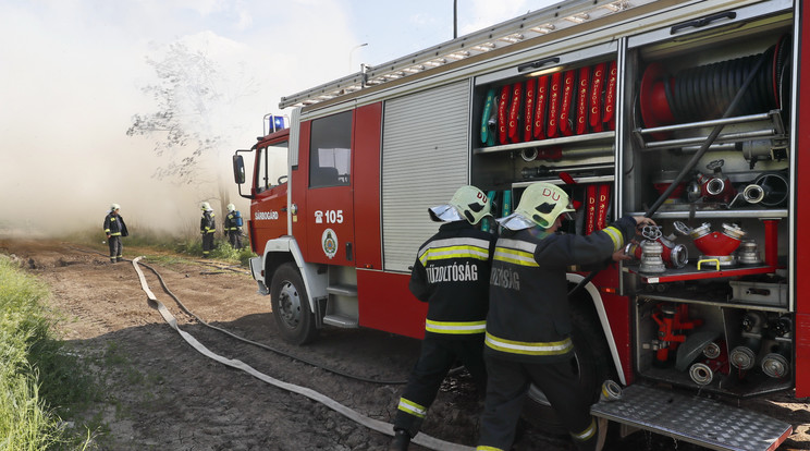 Az égő autóhoz a székesfehérvári hivatásos, illetve pázmándi és kápolnásnyéki önkéntes tűzoltók vonultak ki / Illusztráció: Fuszek Gábor