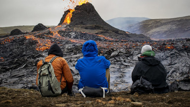 Tłumy turystów chcą zobaczyć wulkan na Islandii. Niektórzy grillują kiełbaski na lawie