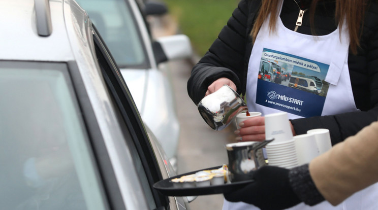 Kávét ad az autósoknak a MÁV-Start / Fotó: MÁV-Start