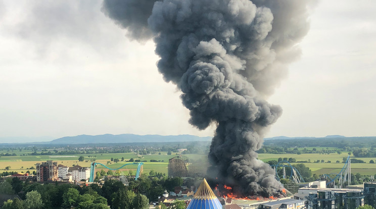 Lángokban a rusti Europa-Park /Fotó: AFP