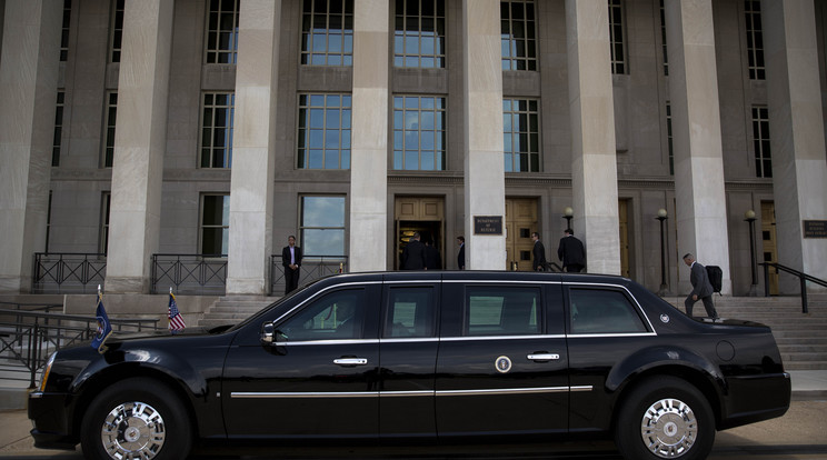 Pentagon főbejárata az elnöki limuzinnal / Fotó: Northfoto