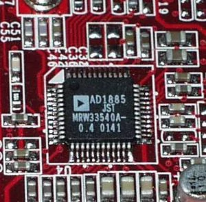 Analog Devices AD1885, znajduje się koło pierwszego slotu PCI