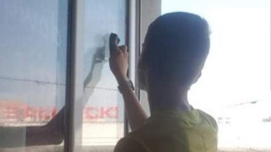 "Chciałbym zarobić na konsolę". 16-latek myje okna łodzian przed świętami