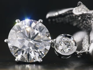 – Diamentowa biżuteria to nie tylko ponadczasowy styl i prestiż, lecz lokata kapitału w niepewnych czasach - podkreśla Paula Miszczuk, dyrektor zarządzająca Hermitage Boutique.