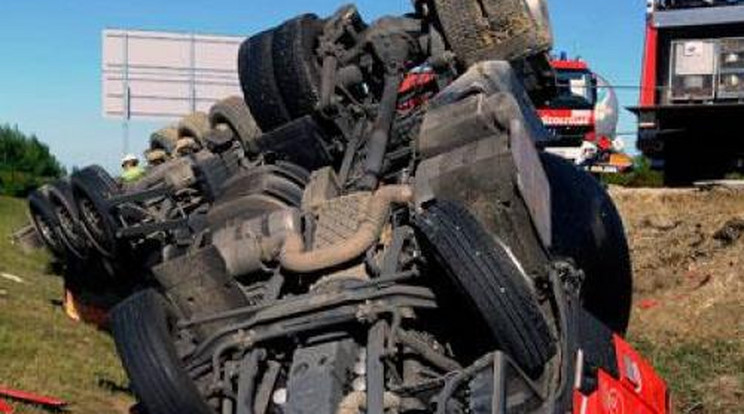 Horrorbaleset! Felismerhetetlenné tört a tartálykocsi Százhalombattánál - Fotók