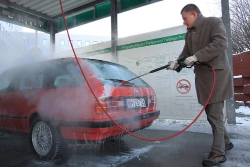 Czym myć auto zimą?