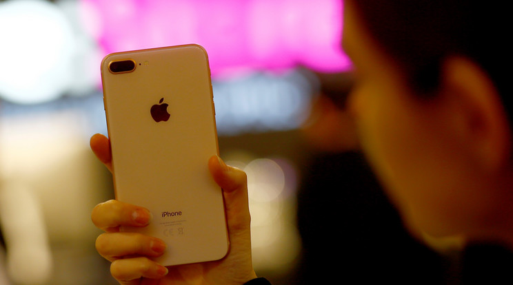 Egy boldog iPhone 8 tulajdonos tartja kezében új készülékét a megjelenés napján /Illusztráció: AFP