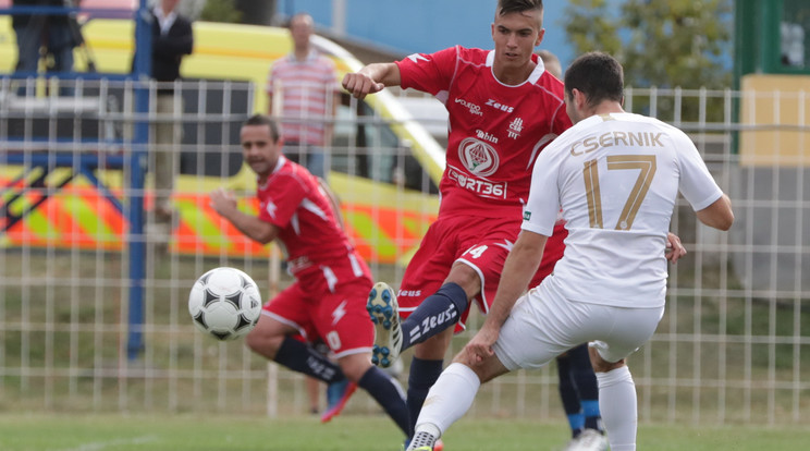 Pályán Csamangó Tibor és 
a többi szegedi futballista megállta a helyét 
a Fradi ellen /Fotó: Grnák László