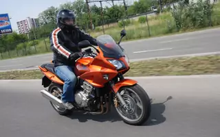 Honda CBF 1000A - niech inni się ścigają