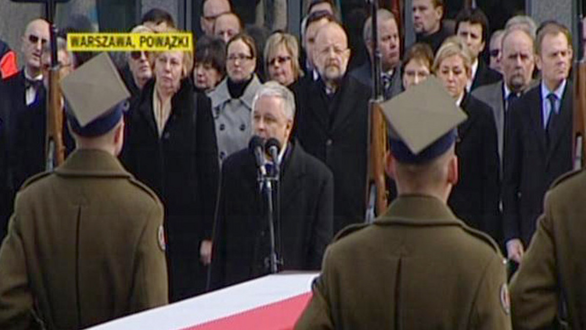 Trwają uroczystości pogrzebowe profesora Zbigniewa Religi. - Profesor żył o wiele za krótko. Za krótko, jak na człowieka, który uratował tyle istnień ludzkich - powiedział prezydent Lech Kaczyński.
